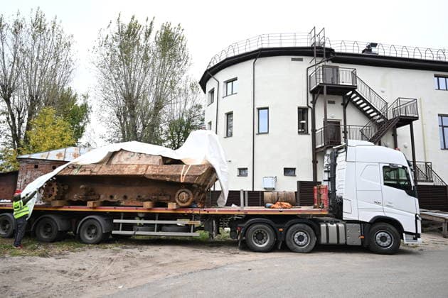 Russia WWII German Tank Discovery 9255964 02.10.2026 A German Panzerkampfwagen V Panther tank from World War II, found underground during construction work at Kazan National Research Technological University, is loaded onto a platform for transport to a restoration facility before being transferred to a museum in Kazan, Republic of Tatarstan, Russia. The tank was previously used as a laboratory for testing explosives. Maksim Bogodvid Sputnik Kazan Republic of Tatarstan Russia  Copyright: xMaksimxBogodvidx