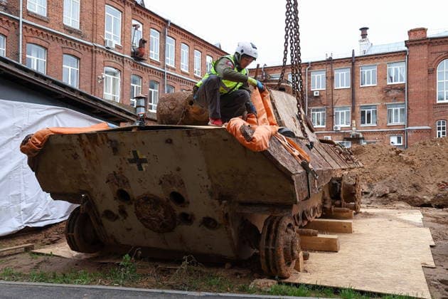 RUSSIA, KAZAN - OCTOBER 2, 2026: A man prepares to lift a WWII-era Panzerkampfwagen V Panther tank discovered in the course of construction works and excavated from the courtyard of Kazan National Research Technological University. The tank served as a detonation pit for testing explosive substances and pyrotechnic compounds in post-war years Kazan Russia  - ZUMAt113 20261002_zaa_t113_066 Copyright: xYegorxAleyevx