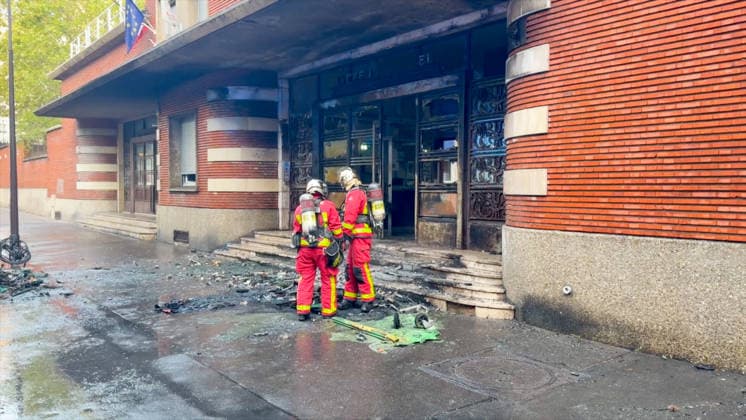 School Facade Burned During Student Blockade - Paris Videograbs - Firefighters work at the scene following an early morning blaze that damaged the facade of Gaston-Bachelard High School in the 13th arrondissement. The incident occurred as nationwide student blockades forced the closure of more than 400 high schools amid mounting political and security tensions. Paris, France, October 2, 2026. Photo by CLPRESS ABACAPRESS.COM Paris Ile-de-France France  Copyright: xCLPRESS ABACAx