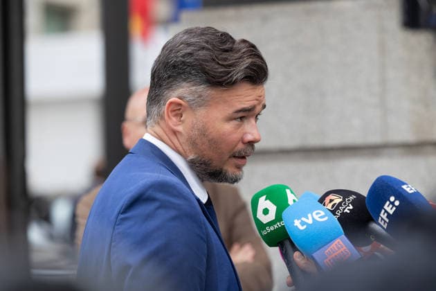 Congress Votes on Housing Decrees ERC spokesperson in Congress, Gabriel Rufián, speaks to the media upon his arrival at a plenary session in the Congress of Deputies on October 2, 2026, in Madrid, Spain. Congress is voting today on whether to ratify or repeal the two Royal Decrees on housing issued by the government this week in the Official State Gazette (BOE). Specifically, these are Royal Decree-Law 26 2026, of September 29, which adopts urgent measures to protect the social function of housing and expand the supply of affordable housing, and Royal Decree-Law 27 2026, of September 29, adopting urgent measures to strengthen the stability of lease agreements for primary residences. OCTOBER 2, 2026 Madrid, Madrid, Spain Copyright: xEduardoxParrax 7814603