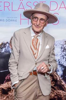 ABB FRAUWINKLER s Guenther Krabbenhoeft on the red carpet at the special screening of the feature film *Frau Winkler Verlässt das Haus* at the Cinema Paris in Berlin on October 1, 2026, Berlin, Germany