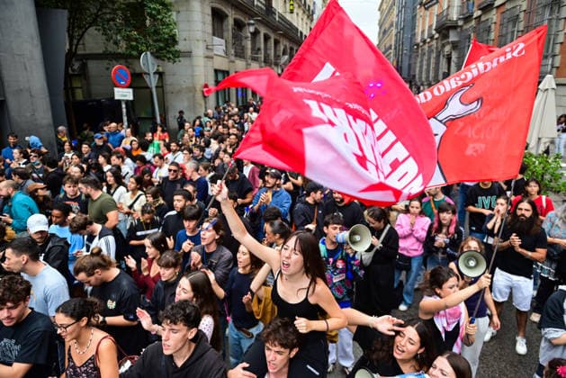 October 2, 2026, Madrid, Madrid, SPAIN: Tenants and housing activists gather outside the Congress of Deputies in Madrid during a demonstration called by the Sindicato de Inquilinas e Inquilinos de Madrid. The protest takes place on the Spanish Parliament votes on two Royal Decree-Laws on housing: one concerning measures to protect the social function of housing and increase affordable housing supply, and another aimed at strengthening the stability of habitual rental contracts. The demonstration was organized to pressure lawmakers during the vote. Junts had announced its opposition to the measures, while PP and Vox were also expected to vote against them. Madrid SPAIN - ZUMAz108 20261002_znp_z108_003 Copyright: xRichardxZubelzux