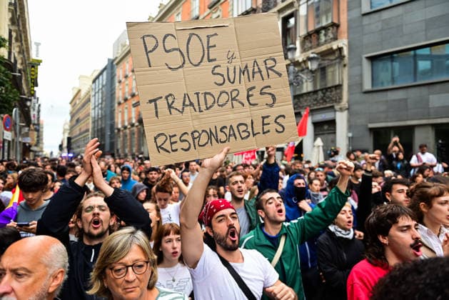 October 2, 2026, Madrid, Madrid, SPAIN: Tenants and housing activists gather outside the Congress of Deputies in Madrid during a demonstration called by the Sindicato de Inquilinas e Inquilinos de Madrid. The protest takes place on the Spanish Parliament votes on two Royal Decree-Laws on housing: one concerning measures to protect the social function of housing and increase affordable housing supply, and another aimed at strengthening the stability of habitual rental contracts. The demonstration was organized to pressure lawmakers during the vote. Junts had announced its opposition to the measures, while PP and Vox were also expected to vote against them. Madrid SPAIN - ZUMAz108 20261002_znp_z108_011 Copyright: xRichardxZubelzux