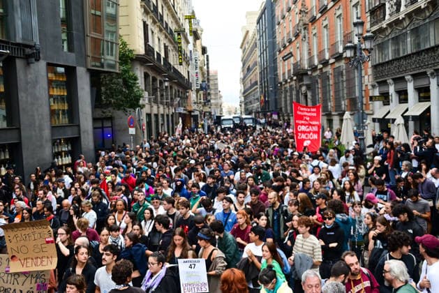 October 2, 2026, Madrid, Madrid, SPAIN: Tenants and housing activists gather outside the Congress of Deputies in Madrid during a demonstration called by the Sindicato de Inquilinas e Inquilinos de Madrid. The protest takes place on the Spanish Parliament votes on two Royal Decree-Laws on housing: one concerning measures to protect the social function of housing and increase affordable housing supply, and another aimed at strengthening the stability of habitual rental contracts. The demonstration was organized to pressure lawmakers during the vote. Junts had announced its opposition to the measures, while PP and Vox were also expected to vote against them. Madrid SPAIN  - ZUMAz108 20261002_znp_z108_019 Copyright: xRichardxZubelzux
