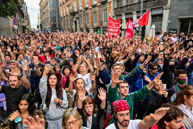 October 2, 2026, Madrid, Madrid, SPAIN: Tenants and housing activists gather outside the Congress of Deputies in Madrid during a demonstration called by the Sindicato de Inquilinas e Inquilinos de Madrid. The protest takes place on the Spanish Parliament votes on two Royal Decree-Laws on housing: one concerning measures to protect the social function of housing and increase affordable housing supply, and another aimed at strengthening the stability of habitual rental contracts. The demonstration was organized to pressure lawmakers during the vote. Junts had announced its opposition to the measures, while PP and Vox were also expected to vote against them. Madrid SPAIN - ZUMAz108 20261002_znp_z108_008 Copyright: xRichardxZubelzux