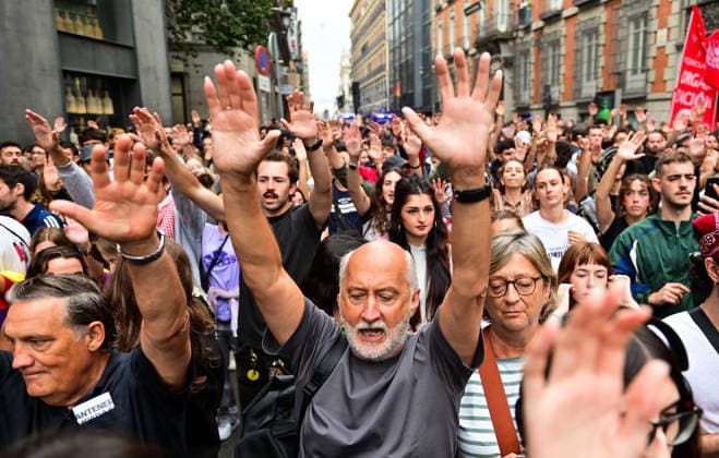 October 2, 2026, Madrid, Madrid, SPAIN: Tenants and housing activists gather outside the Congress of Deputies in Madrid during a demonstration called by the Sindicato de Inquilinas e Inquilinos de Madrid. The protest takes place on the Spanish Parliament votes on two Royal Decree-Laws on housing: one concerning measures to protect the social function of housing and increase affordable housing supply, and another aimed at strengthening the stability of habitual rental contracts. The demonstration was organized to pressure lawmakers during the vote. Junts had announced its opposition to the measures, while PP and Vox were also expected to vote against them. Madrid SPAIN - ZUMAz108 20261002_znp_z108_007 Copyright: xRichardxZubelzux