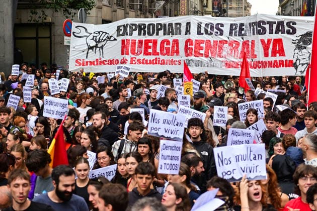 October 2, 2026, Madrid, Madrid, SPAIN: Tenants and housing activists gather outside the Congress of Deputies in Madrid during a demonstration called by the Sindicato de Inquilinas e Inquilinos de Madrid. The protest takes place on the Spanish Parliament votes on two Royal Decree-Laws on housing: one concerning measures to protect the social function of housing and increase affordable housing supply, and another aimed at strengthening the stability of habitual rental contracts. The demonstration was organized to pressure lawmakers during the vote. Junts had announced its opposition to the measures, while PP and Vox were also expected to vote against them. Madrid SPAIN - ZUMAz108 20261002_znp_z108_025 Copyright: xRichardxZubelzux