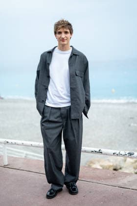 8th Cinéroman Festival - En Haut De La Pile Photocall Aliochia Schneider attends the photocallt for Louis-Julien Petit s film En haut de la pile at the Cineroman festival, dedicated exclusively to films adapted from literary work, in Negresco Beach in Nice, France, on October 1, 2026. Photo by Laurent Coust ABACAPRESS.COM Nice Provence-Alpes-Cote d Azur France  Copyright: xCoustxLaurent ABACAx