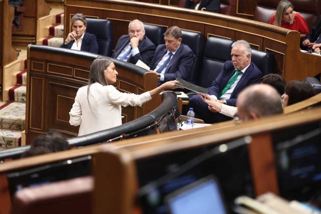 Congress Votes on Housing Decrees Junts spokesperson in Congress, Miriam Nogueras, hands a document to Housing Minister Isabel Rodríguez during a plenary session in the Congress of Deputies on October 2, 2026, in Madrid, Spain. Congress is voting today on whether to ratify or repeal the two Royal Decrees on housing issued by the government this week in the Official State Gazette (BOE). Specifically, these are Royal Decree-Law 26 of 2026, dated September 29, which adopts urgent measures to protect the social function of housing and expand the supply of affordable housing, and Royal Decree-Law 27 2026, dated September 29, adopting urgent measures to strengthen the stability of lease agreements for primary residences. OCTOBER 2, 2026 Madrid, Copyright: xEduardoxParrax 7814780