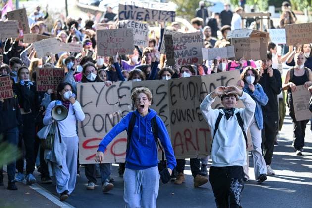 RECORD DATE NOT STATED HIGH SCHOOL STUDENT PROTEST PHOTOPQR SUD OUEST High school student protest in La Rochelle, October 2, 2026 PHOTO BY XAVIER LEOTY France Fires have broken out at several schools in France as students protest by blocking access to educational institutions nationwide over school funding and learning conditions France Copyright: xPHOTOPQR SUDxOUEST MAXPPPxXAVIERxLEOTYx 20261002SDO1097 20261002SDO1097