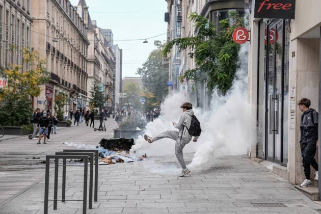 Students clash with police during high-school mobilization in Nancy NANCY, FRANCE - OCTOBER 2: Students gather around several schools and clash with police forces as a nationwide high-school mobilization continues over school conditions and demands for greater education resources in Nancy, France on October 2, 2026. Police deploy security units around several locations as demonstrations and blockades continue. Muhammed Said Tako Anadolu Nancy France. Editorial use only. Please get in touch for any other usage. Copyright: x2026xAnadoluxMuhammedxSaidxTakox
