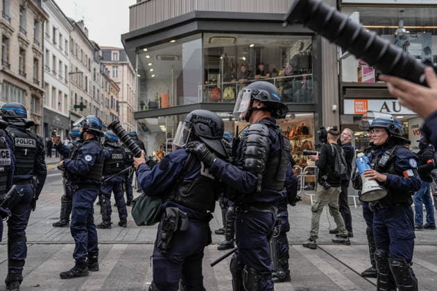 Students clash with police during high-school mobilization in Nancy NANCY, FRANCE - OCTOBER 2: Students gather around several schools and clash with police forces as a nationwide high-school mobilization continues over school conditions and demands for greater education resources in Nancy, France on October 2, 2026. Police deploy security units around several locations as demonstrations and blockades continue. Muhammed Said Tako Anadolu Nancy France. Editorial use only. Please get in touch for any other usage. Copyright: x2026xAnadoluxMuhammedxSaidxTakox