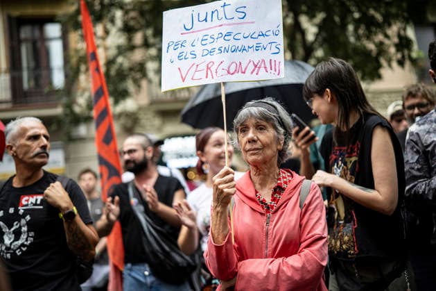 Renters Union Rally Outside Junts Headquarters in Barcelona Protesters during a rally outside Junts headquarters on October 2, 2026, in Barcelona, Catalonia, Spain. The rally was organized by the Tenants’ Union to put pressure on the Catalan political party during the vote on the two housing decrees proposed by the government, which were being voted on at that very moment in the Congress of Deputies. OCTOBER 2, 2026 Lorena Sopê Spain  Copyright: xLorenaxSopÃªnax 7814881