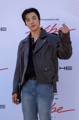 South Korean celebrities attend photo wall event in Seoul South Korean actor Woo Do-hwan poses for photos during a photocall for the 2026 Porsche Vibe Seoul Preview at the Mapo Oil Tank Culture Park in Seoul, South Korea, on October 02, 2026. Seoul South Korea  Copyright: xMatrixxImagesx xJungxUi-Chelx