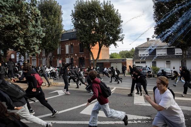 VALENCIENNES HIGH SCHOOL STUDENT PROTEST FRIDAY MORNING PHOTOPQR VOIX DU NORD PIERRE ROUANET 10 02 2026 VALENCIENNES, October 2, 2026 Third day of high school student protests in the Valenciennes area; this Friday morning, high schools were blocked, anger among high school students. The students gathered in downtown Valenciennes, between the École de l’Escaut and the École du Hainaut. There were scuffles, some slogans and signs, a few bottles and stones thrown, and acts of vandalism, along with police charges and clashes near the Vauban Polyclinic. PHOTO: PIERRE ROUANET, LA VOIX DU NORD. France: Fires have broken out at several schools in France as students protest by blocking educational institutions nationwide over school funding and lea Copyright: xPHOTOPQR VOIXxDUxNORD MAXPPPxPIERRExROUANETx 20261002VDN1162 20261002VDN1162