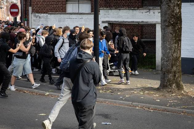 VALENCIENNES HIGH SCHOOL STUDENT PROTEST FRIDAY MORNING PHOTOPQR VOIX DU NORD PIERRE ROUANET 10 02 2026 VALENCIENNES, October 2, 2026 Third day of high school student protests in the Valenciennes area; this Friday morning, high schools were blocked, anger among high school students. The students gathered in downtown Valenciennes, between the École de l’Escaut and École du Hainaut high schools. There were chants, a few slogans and signs, some bottles and stones thrown, and property damage, with police charges and clashes near the Vauban Polyclinic. An elderly person in a wheelchair was taken to the polyclinic. PHOTO: PIERRE ROUANET, LA VOIX DU NORD, France. Fires have broken out at several schools in France, as students protest by blocking Copyright: xPHOTOPQR VOIXxDUxNORD MAXPPPxPIERRExROUANETx 20261002VDN1164 20261002VDN1164