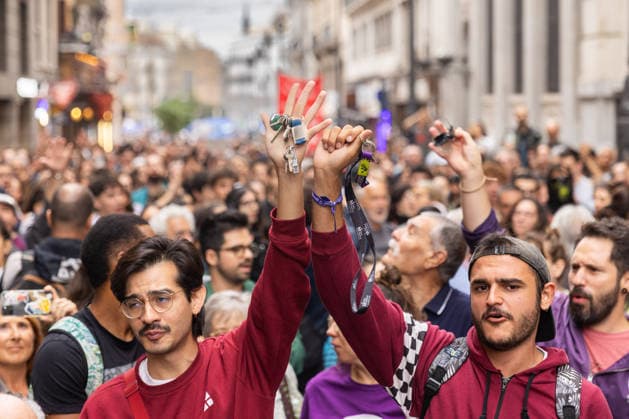 October 2, 2026, Madrid, Madrid, SPAIN: Thousands of people from Madrid gather in front of the Congress of Deputies while the decrees on the protection of the right to housing and against real estate speculation are debated. The right-wing parties (PP, VOX, JUNTS) promise to overthrow the initiatives that were negotiated with the Tenants Union that maintains a camp of 1,200 stores in Puerta del Sol. Madrid SPAIN  - ZUMAl221 20261002_zip_l221_008 Copyright: xIgnacioxLopezxIsasmendix