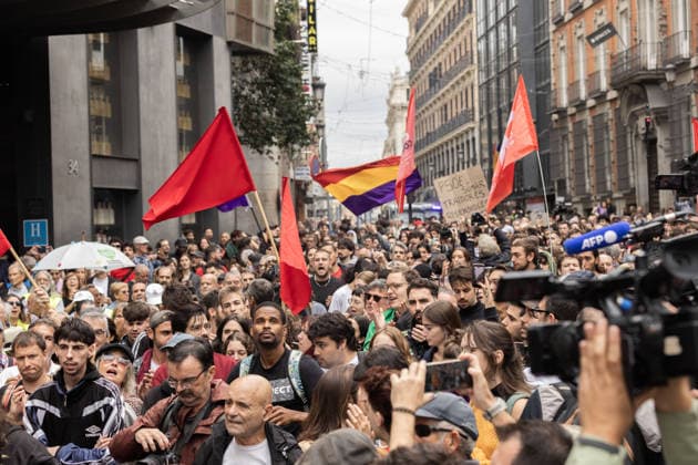 October 2, 2026, Madrid, Madrid, SPAIN: Thousands of people from Madrid gather in front of the Congress of Deputies while the decrees on the protection of the right to housing and against real estate speculation are debated. The right-wing parties (PP, VOX, JUNTS) promise to overthrow the initiatives that were negotiated with the Tenants Union that maintains a camp of 1,200 stores in Puerta del Sol. Madrid SPAIN  - ZUMAl221 20261002_zip_l221_012 Copyright: xIgnacioxLopezxIsasmendix