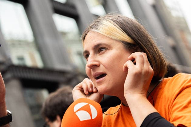 October 2, 2026, Madrid, Madrid, SPAIN: The spokeswoman for the Tenants Union, VALERIA RACU, on the outskirts of the Congress of Deputies while the session is being held to approve or reject the Maricarmen decrees that intervene in the housing market. The Union maintains a camp with more than 1,200 stores in Puerta del Sol after an investment fund evicted the 87-year-old woman to put the apartment she paid for 70 years for tourist rental. Madrid SPAIN  - ZUMAl221 20261002_zip_l221_023 Copyright: xIgnacioxLopezxIsasmendix