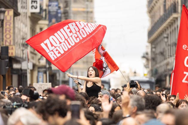 October 2, 2026, Madrid, Madrid, SPAIN: Thousands of people from Madrid gather in front of the Congress of Deputies while the decrees on the protection of the right to housing and against real estate speculation are debated. The right-wing parties (PP, VOX, JUNTS) promise to overthrow the initiatives that were negotiated with the Tenants Union that maintains a camp of 1,200 stores in Puerta del Sol. Madrid SPAIN - ZUMAl221 20261002_zip_l221_014 Copyright: xIgnacioxLopezxIsasmendix