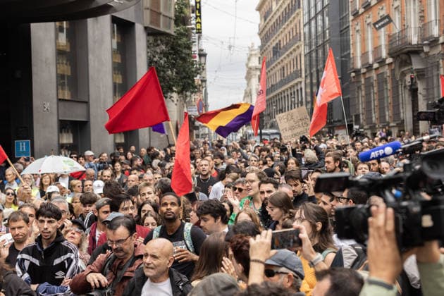 October 2, 2026, Madrid, Madrid, SPAIN: Thousands of people from Madrid gather in front of the Congress of Deputies while the decrees on the protection of the right to housing and against real estate speculation are debated. The right-wing parties (PP, VOX, JUNTS) promise to overthrow the initiatives that were negotiated with the Tenants Union that maintains a camp of 1,200 stores in Puerta del Sol. Madrid SPAIN - ZUMAl221 20261002_zip_l221_009 Copyright: xIgnacioxLopezxIsasmendix