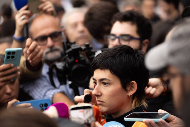 October 2, 2026, Madrid, Madrid, SPAIN: The spokeswoman for the Tenants Union, ALICIA DEL RIO, on the outskirts of the Congress of Deputies while the session is being held to approve or reject the Maricarmen decrees that intervene in the housing market. The Union maintains a camp with more than 1,200 stores in Puerta del Sol after an investment fund evicted the 87-year-old woman to put the apartment she paid for 70 years for tourist rental. Madrid SPAIN - ZUMAl221 20261002_zip_l221_010 Copyright: xIgnacioxLopezxIsasmendix