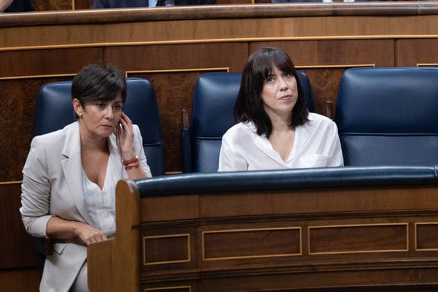 Congress Votes on Housing Decrees: Isabel Rodríguez i, Minister of Housing and Urban Agenda, and Diana Morant d, Minister of Science, Innovation, and Universities, during a plenary session in the Congress of Deputies on October 2, 2026, in Madrid, Spain. Congress is voting today on whether to ratify or repeal the two Royal Decrees on housing issued by the government this week in the Official State Gazette (BOE). Specifically, these are Royal Decree-Law 26 2026, dated September 29, which adopts urgent measures to protect the social function of housing and expand the supply of affordable housing, and Royal Decree-Law 27 2026, dated September 29, adopting urgent measures to strengthen the stability of lease agreements for primary residences O Copyright: xJesusxHellinx 7815002