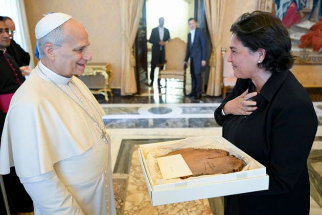 October 2, 2026, CittÃ Del Vaticano: A handout picture, provided by Vatican Media Press Office, shows Pope Leo XIV during a meeting with a group of artists, promoted by the Dicastery for Culture and Education, Vatican City, 2 October 2026. ANSA Vatican Media Press Office handout Simone Risoluti +++ ANSA PROVIDES ACCESS TO THIS HANDOUT PHOTO TO BE USED SOLELY TO ILLUSTRATE NEWS REPORTING OR COMMENTARY ON THE FACTS OR EVENTS DEPICTED IN THIS IMAGE - NO ARCHIVING - NO LICENSING - NPK CittÃ Del Vaticano  - ZUMAa110 20261002_zaf_a110_022 Copyright: xVaticanxMedia SimonexRisolutix