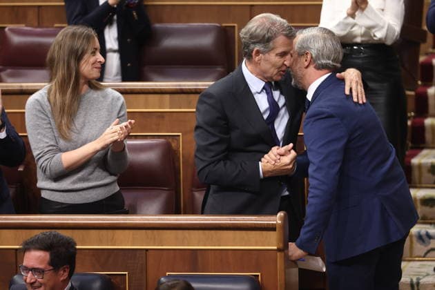 Congress Votes on Housing Decrees Juan Bravo, the PP’s Deputy Secretary for Finance, Housing, and Infrastructure, embraces Popular Party President Alberto Núnez Feijóo during a plenary session in the Congress of Deputies on October 2, 2026, in Madrid, Spain. Congress is voting today on whether to ratify or repeal the two Royal Decrees on housing issued by the government this week in the Official State Gazette (BOE). Specifically, these are Royal Decree-Law 26 2026, dated September 29, which adopts urgent measures to protect the social function of housing and expand the supply of affordable housing, and Royal Decree-Law 27 2026, of September 29, adopting urgent measures to strengthen the stability of lease agreements for primary residences. Copyright: xEduardoxParrax 7815093