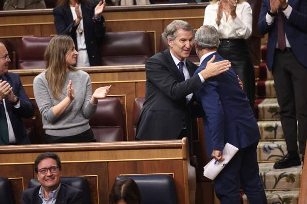 Congress Votes on Housing Decrees Juan Bravo, the PP’s Deputy Secretary for Finance, Housing, and Infrastructure, embraces Popular Party President Alberto Núnez Feijóo during a plenary session in the Congress of Deputies on October 2, 2026, in Madrid, Spain. Congress is voting today on whether to ratify or repeal the two Royal Decrees on housing issued by the government this week in the Official State Gazette (BOE). Specifically, these are Royal Decree-Law 26 2026, dated September 29, which adopts urgent measures to protect the social function of housing and expand the supply of affordable housing, and Royal Decree-Law 27 2026, of September 29, adopting urgent measures to strengthen the stability of lease agreements for primary residences. Copyright: xEduardoxParrax 7815094