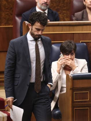 Congress Votes on Housing Decrees Vox Representative Carlos Hernández Quero during a plenary session in the Congress of Deputies on October 2, 2026, in Madrid, Spain. Congress is voting today on whether to ratify or repeal the two Royal Decrees on housing issued by the government this week in the Official State Gazette (BOE). Specifically, these are Royal Decree-Law 26 2026, dated September 29, which adopts urgent measures to protect the social function of housing and expand the supply of affordable housing, and Royal Decree-Law 27 2026, of September 29, adopting urgent measures to strengthen the stability of lease agreements for primary residences. OCTOBER 2, 2026 Madrid, Madrid, Spain  Copyright: xEduardoxParrax 7815113