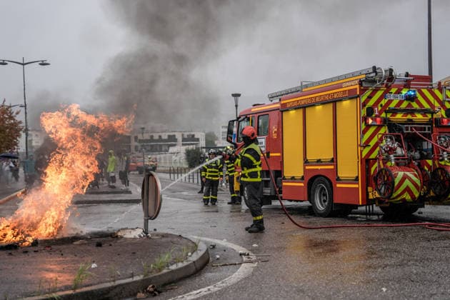Students clash with police during high-school mobilization in Nancy NANCY, FRANCE - OCTOBER 2: Students gather around several schools and clash with police forces as a nationwide high-school mobilization continues over school conditions and demands for greater education resources in Nancy, France on October 2, 2026. Police deploy security units around several locations as demonstrations and blockades continue. Muhammed Said Tako Anadolu Nancy France. Editorial use only. Please get in touch for any other usage. Copyright: x2026xAnadoluxMuhammedxSaidxTakox