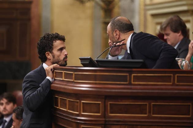 Congress Votes on Housing Decrees Vox Representative Carlos Hernández Quero during a plenary session in the Congress of Deputies on October 2, 2026, in Madrid, Spain. Congress is voting today on whether to ratify or repeal the two Royal Decrees on housing issued by the government this week in the Official State Gazette (BOE). Specifically, these are Royal Decree-Law 26 2026, dated September 29, which adopts urgent measures to protect the social function of housing and expand the supply of affordable housing, and Royal Decree-Law 27 2026, of September 29, adopting urgent measures to strengthen the stability of lease agreements for primary residences. OCTOBER 2, 2026 Madrid, Madrid, Spain  Copyright: xEduardoxParrax 7815114
