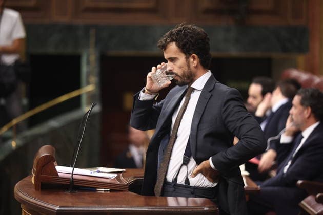 Congress Votes on Housing Decrees Vox Representative Carlos Hernández Quero during a plenary session in the Congress of Deputies on October 2, 2026, in Madrid, Spain. Congress is voting today on whether to ratify or repeal the two Royal Decrees on housing issued by the government this week in the Official State Gazette (BOE). Specifically, these are Royal Decree-Law 26 2026, dated September 29, which adopts urgent measures to protect the social function of housing and expand the supply of affordable housing, and Royal Decree-Law 27 2026, of September 29, adopting urgent measures to strengthen the stability of lease agreements for primary residences. OCTOBER 2, 2026 Madrid, Madrid, Spain  Copyright: xEduardoxParrax 7815115