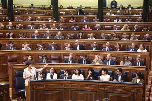 Congress Votes on Housing Decrees The Minister of Housing and Urban Agenda, Isabel Rodríguez, speaks during a plenary session in the Congress of Deputies on October 2, 2026, in Madrid, Spain. Congress is voting today on whether to ratify or repeal the two Royal Decrees on housing issued by the government this week in the Official State Gazette (BOE). Specifically, these are Royal Decree-Law 26 2026, of September 29, which adopts urgent measures to protect the social function of housing and expand the supply of affordable housing, and Royal Decree-Law 27 2026, of September 29, adopting urgent measures to strengthen the stability of lease agreements for primary residences. OCTOBER 2, 2026 Madrid, Madrid, Spain Copyright: xEduardoxParrax 7815117