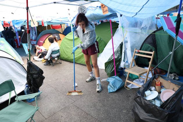 The protest camp in Sol continues while Congress votes on the two housing decrees XXXXX during the housing protest at Puerta del Sol on October 2, 2026, in Madrid, Spain. Dozens of tents remain set up in Puerta del Sol to demand measures that protect the right to housing. Today, Congress is voting on the two housing decrees that the government published this week, although neither will pass due to Junts’ refusal. OCTOBER 2, 2026 Marta FernSpain  Copyright: xMartaxFernandezx 7815129