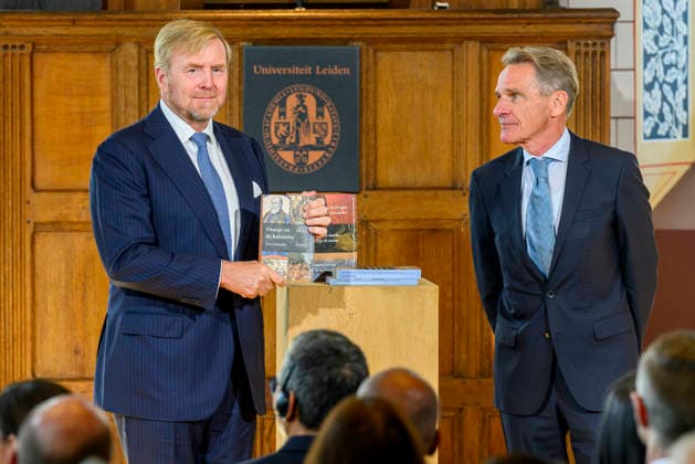 02-10-2026 Leiden King Willem-Alexander with prof. dr. Gert Oostindie received the findings of the independent study into the role of the House of Orange-Nassau in the Netherlands colonial history at the Academy Building of Leiden University. Â Copyright: xPPEx