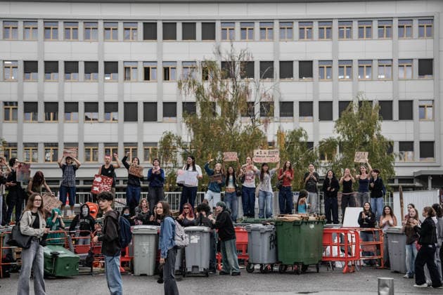 News Bilder des Tages Students clash with police during high-school mobilization in Nancy NANCY, FRANCE - OCTOBER 2: Students gather around several schools and clash with police forces as a nationwide high-school mobilization continues over school conditions and demands for greater education resources in Nancy, France on October 2, 2026. Police deploy security units around several locations as demonstrations and blockades continue. Muhammed Said Tako Anadolu Nancy France. Editorial use only. Please get in touch for any other usage.  Copyright: x2026xAnadoluxMuhammedxSaidxTakox