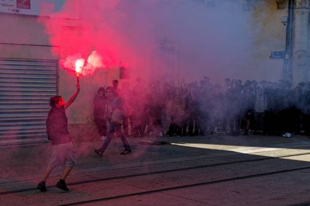 Red smoke bomb during the high school student protest Benjamin ELKAIM MAXPPP Montpellier October 2, 2026 A participant holds a red smoke bomb producing thick smoke in front of a group of young people gathered during the high school student protest in Montpellier, France. Fires have broken out at several schools in France, as students protest by blocking access to educational institutions nationwide over school funding and learning conditions. Montpellier, FRANCE  Copyright: xMAXPPPxBenjaminxELKAIMx ELK202610021329 ELK202610021329