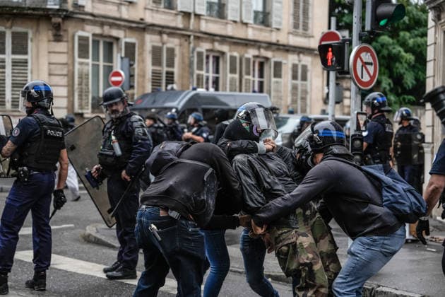 News Bilder des Tages Students clash with police during high-school mobilization in Nancy NANCY, FRANCE - OCTOBER 2: Students gather around several schools and clash with police forces as a nationwide high-school mobilization continues over school conditions and demands for greater education resources in Nancy, France on October 2, 2026. Police deploy security units around several locations as demonstrations and blockades continue. Muhammed Said Tako Anadolu Nancy France. Editorial use only. Please get in touch for any other usage.  Copyright: x2026xAnadoluxMuhammedxSaidxTakox