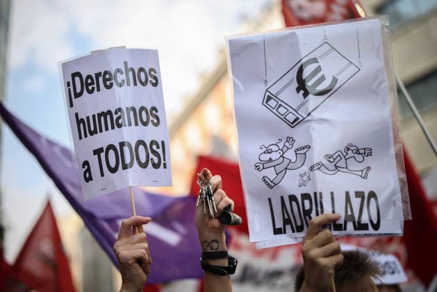 Protests Outside Congress Ahead of the Vote on Housing Decrees Dozens of people are protesting outside the Congress of Deputies on October 2, 2026, in Madrid, Spain. The Madrid Tenants’ Union has called for a protest outside the Congress of Deputies to demand a vote in favor of the two housing decrees proposed by the government this week. OCTOBER 2, 2026. Alejandro Martínez Vé, Madrid, Madrid, Spain Copyright: xAlejandroxMartinezxVÃ lezx 7815171