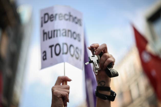 Protests Outside Congress Ahead of the Vote on Housing Decrees Dozens of people are protesting outside the Congress of Deputies on October 2, 2026, in Madrid, Spain. The Madrid Tenants’ Union has called for a protest outside the Congress of Deputies to demand a vote in favor of the two housing decrees proposed by the government this week. OCTOBER 2, 2026. Alejandro Martínez Vé, Madrid, Madrid, Spain Copyright: xAlejandroxMartinezxVÃ lezx 7815172