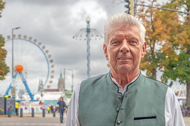 Former Munich Mayor Dieter Reiter in front of the Ferris wheel and the BayernTower, Oktoberfest, Friday at noon, Munich, October 2, 2026 Germany, Munich, October 2, 2026, Munich’s former mayor Dieter Reiter at the south entrance to the Wiesn, in front of the Ferris wheel and the BayernTower, Friday at 1:00 p.m.; Dieter Reiter had been voted out of office as may