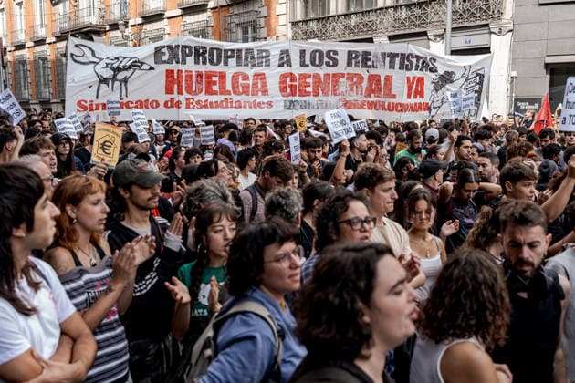 Demonstrators rally outside Spanish Parliament over housing crisis MADRID, SPAIN - OCTOBER 2: Demonstrators gather outside the Spanish Congress of Deputies in Madrid on October 2, 2026, calling for the approval of emergency measures to address Spain’s housing and rental crisis as lawmakers debate and vote housing decrees. The protest was organized by tenants’ unions and housing groups demanding greater protections for renters and measures to curb rising housing costs. Diego Radames Anadolu Madrid Spain. Editorial use only. Please get in touch for any other usage.  Copyright: x2026xAnadoluxDiegoxRadamesx