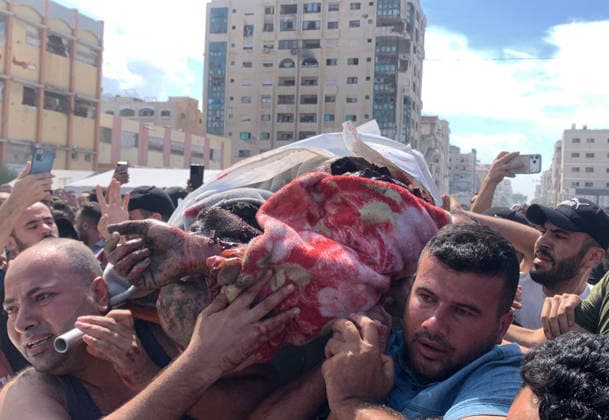 Palestinians carry the body of a man after he was targeted by Israeli military aircraft in western Gaza City, on October 2, 2026. Photo by Ahmed Al-Shawah apaimages Gaza Gaza Strip Palestinian Territory 021026_Gaza_ASH_00(4) Copyright: xapaimagesxAhmedxAl-Shawah xapaimagesx
