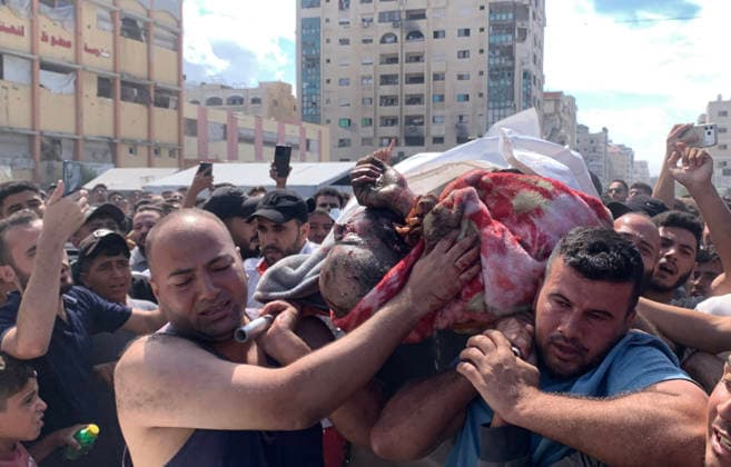 Palestinians carry the body of a man after he was targeted by Israeli military aircraft in western Gaza City, on October 2, 2026. Photo by Ahmed Al-Shawah apaimages Gaza Gaza Strip Palestinian Territory 021026_Gaza_ASH_00(6) Copyright: xapaimagesxAhmedxAl-Shawah xapaimagesx