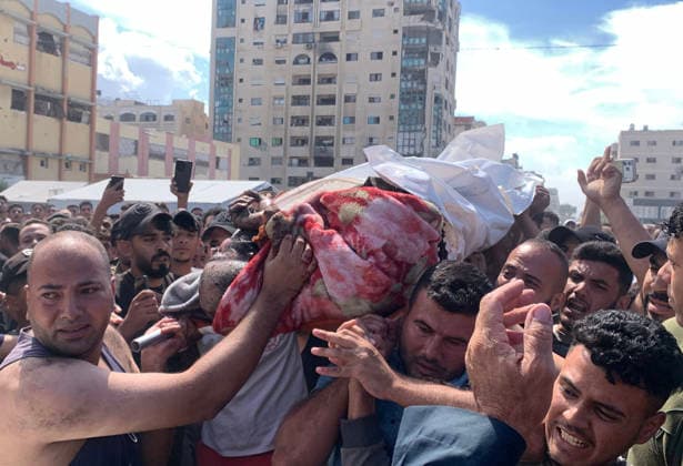Palestinians carry the body of a man after he was targeted by Israeli military aircraft in western Gaza City, on October 2, 2026. Photo by Ahmed Al-Shawah apaimages Gaza Gaza Strip Palestinian Territory 021026_Gaza_ASH_00(7) Copyright: xapaimagesxAhmedxAl-Shawah xapaimagesx