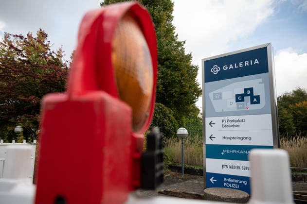 The GALERIA department store chain has filed for bankruptcy for the fourth time; feature, background image, stock photo, construction site barriers, warning lights, at the former Galeria corporate headquarters in Essen, October 2, 2026