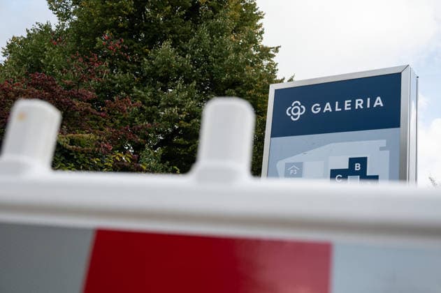 The GALERIA department store chain has filed for bankruptcy for the fourth time; feature, background image, stock photo, construction site barriers, warning lights, at the former Galeria corporate headquarters in Essen, October 2, 2026