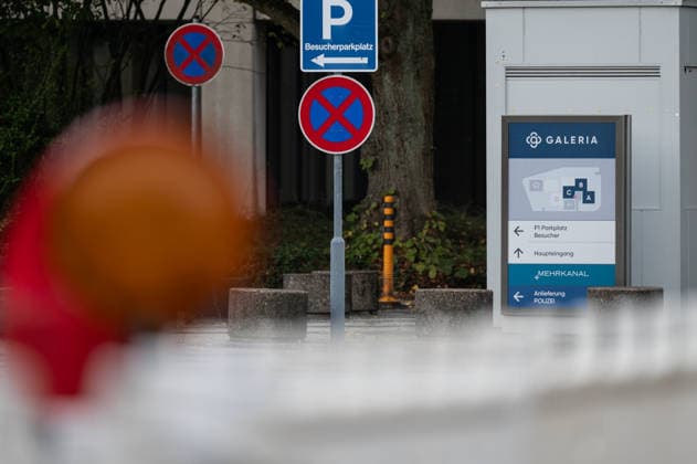 The GALERIA department store chain has filed for bankruptcy for the fourth time; feature, background image, stock photo, construction site barriers, warning lights, at the former Galeria corporate headquarters in Essen, October 2, 2026